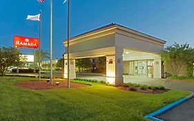 Ramada By Wyndham Waukegan/Great Lakes